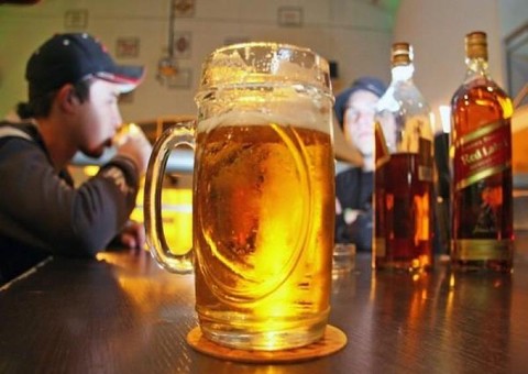 Aprovada lei que criminaliza  venda de bebida alcoólica para menores