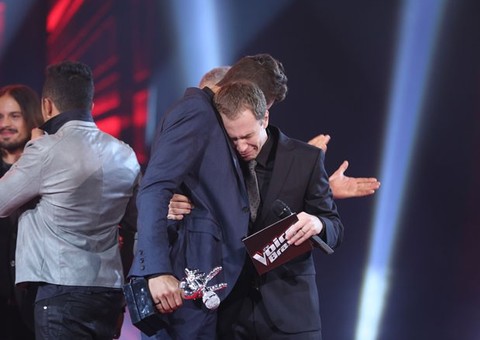 Tiago Leifert explica choro na final do The Voice Brasil