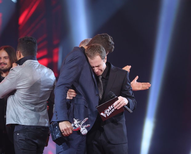 Tiago Leifert explica choro na final do The Voice Brasil