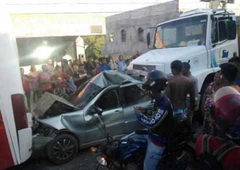 Seis  carros engavetam no Distrito Industrial de Manaus