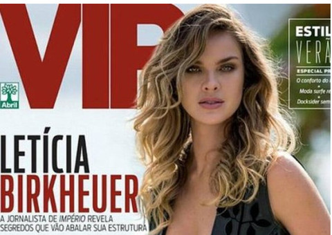 Leticia Birkheuer posa sensual e mostra parte dos seios 