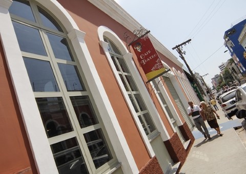 Camelôs que sairão do centro reúnem com prefeitura no Les Artistes Café Teatro