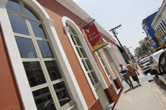 Camelôs que sairão do centro reúnem com prefeitura no Les Artistes Café Teatro