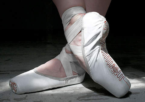 Sapatilhas que permitem aperfeiçoar a dança e desenhar com os pés 