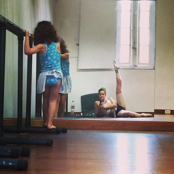 Letícia Spiller faz abertura de pernas impressionante e ganha elogios