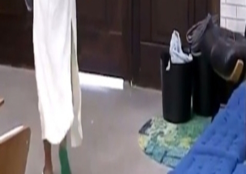 A Fazenda: Lidi Batista quase 'dá de cara' com porta ao admirar Mariano