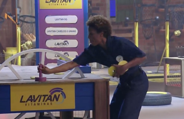 A Fazenda: Lidi Lisboa vence prova do fazendeiro