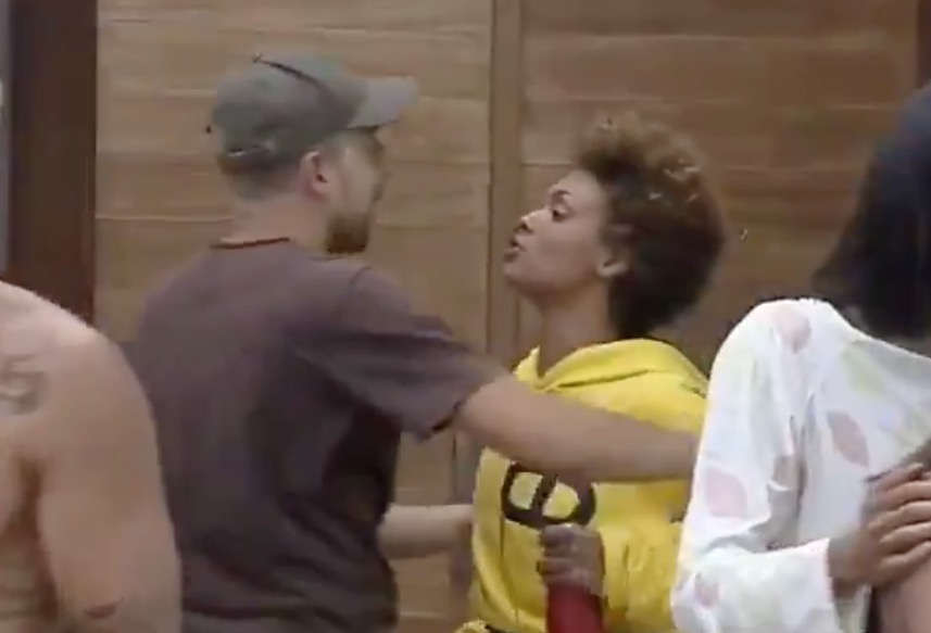 Lidi é acusada de assédio ao dar apertão em pênis de Lucas