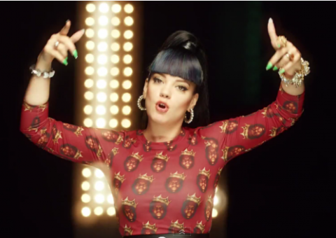 Lily Allen lança clipe de "Hard Out Here"