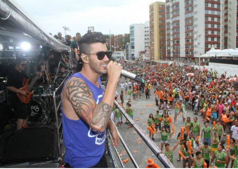 Gusttavo Lima paga mico no carnaval