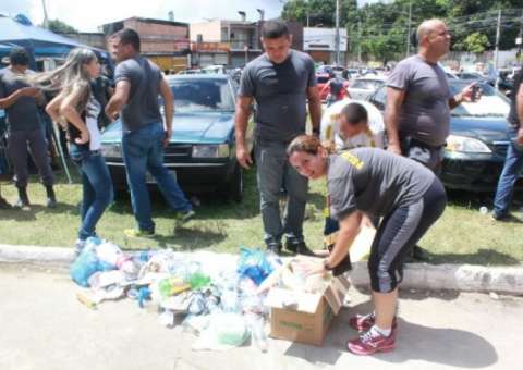 Ao fim do movimento, militares removem lixo da arena