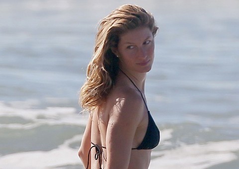 Gisele Bündchen mostra as belas curvas ao mergulhar com a filha