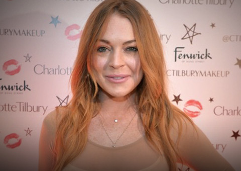 Lindsay Lohan exagera no Photoshop e deixa as redes sociais malucas de novo