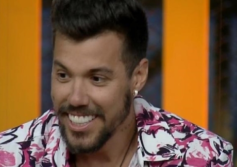 A Fazenda: Lipe se descuida, mostra parte íntima e web reage: 'minúsculo'