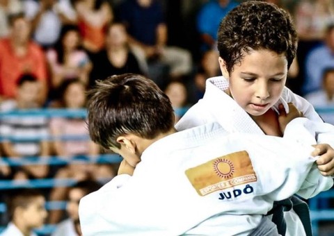 Atletas do Literatus competem em judô e natação