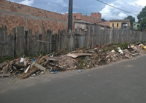 Rua é tomada por lixo na zona Leste