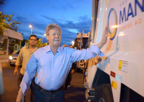 Prefeito entrega mais dez caminhões coletores de lixo