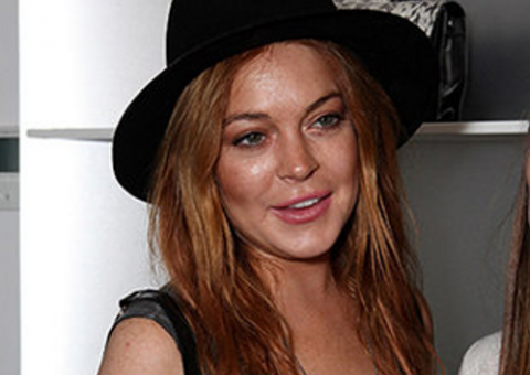 Lindsay Lohan anda nua em loja de Londres