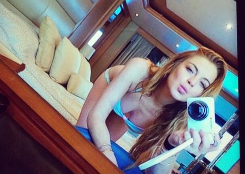 Lindsay Lohan sensualiza em foto de biquíni