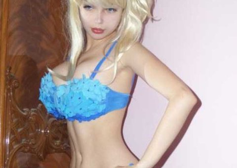  Nova 'Barbie Humana' de 16 anos  aparece de camisola 