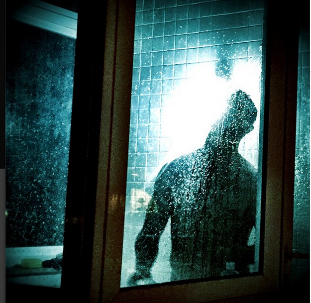 Débora Nascimento provoca fãs com foto de José Loreto no banho