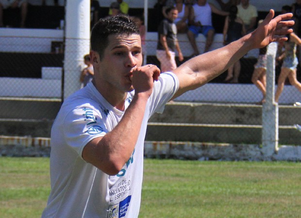 José Loreto levanta suspeita de que vai ser papai