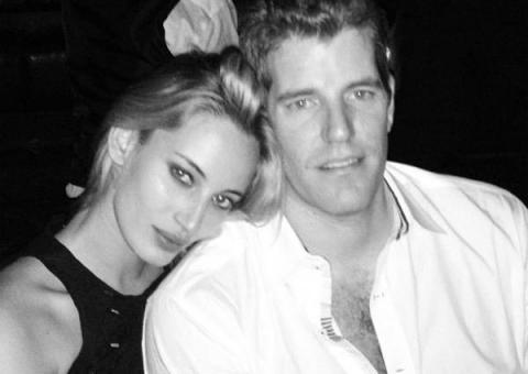 Modelo brasileira está namorando um dos gêmeos que processaram o dono do Facebook