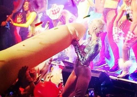  A cantora Miley Cyrus dança com pênis inflável no palco