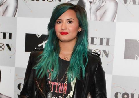 Demi Lovato divulga lyric video de "Neon Light", confira