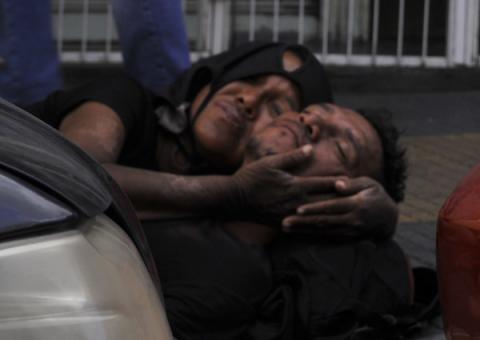 João Maria e Zé Ninguém trocam carícias e roubam a cena em rua do Centro de  Manaus