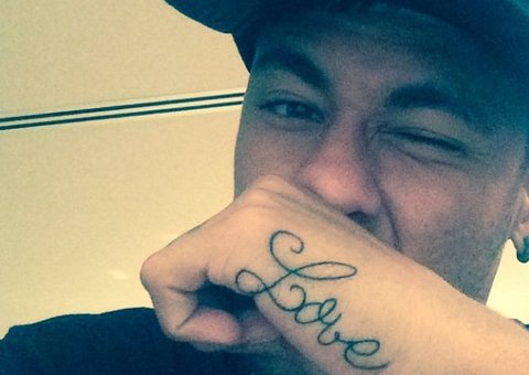 Neymar faz nova tatuagem e manda indireta romântica 