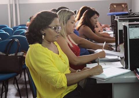 Educadores da Semed aprendem a usar plataforma online para registro de informações