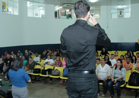 Mais de 60 educadores participam de abertura da Semana da Pessoa Surda