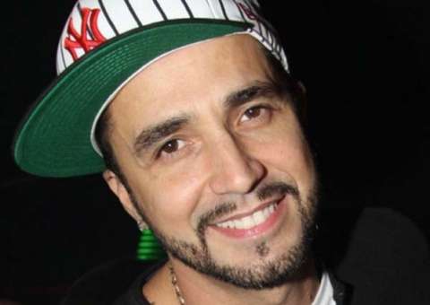 Latino bate boca com internauta