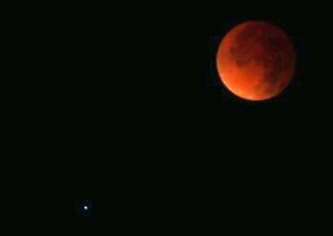 ‘Lua de sangue’ vista em Manaus nesta madrugada