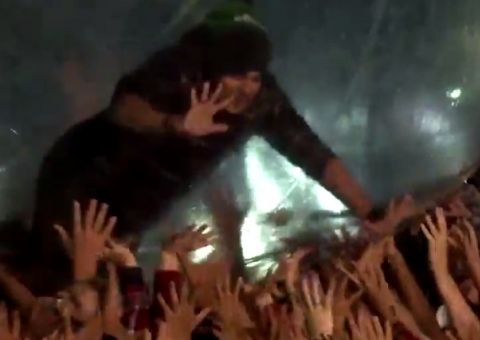  Luan Santana sai rolando por cima de fãs com uma bolha gigante