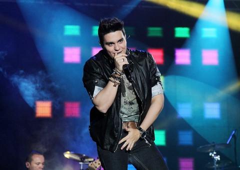 Locutor de rodeio rouba a cena antes do show de Luan Santana