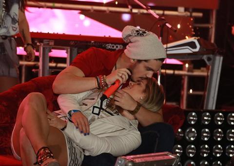 Loira se entrega para Luan Santana no Palco