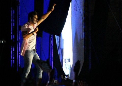 Em Manaus, Luan Santana apresentou lado romântico durante show no Villa Mix