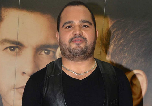 Luciano Camargo erra português e é corrigido por fãs