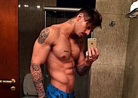Sem camisa, Lucas Lucco leva fãs ao delírio