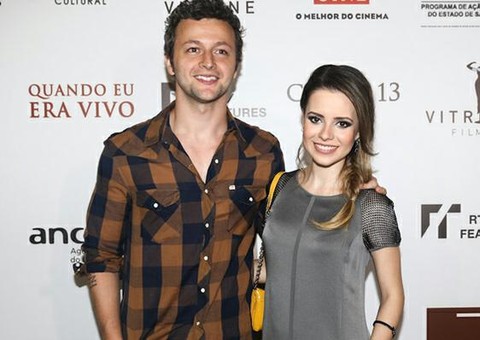 Irritado, marido de Sandy discute com internauta por causa de foto do filho