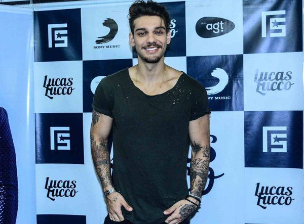   Lucas Lucco dá beijos em senhora de idade e leva cadeirante ao palco durante show  