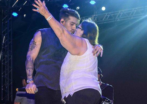   Lucas Lucco dá beijos em senhora de idade e leva cadeirante ao palco durante show  