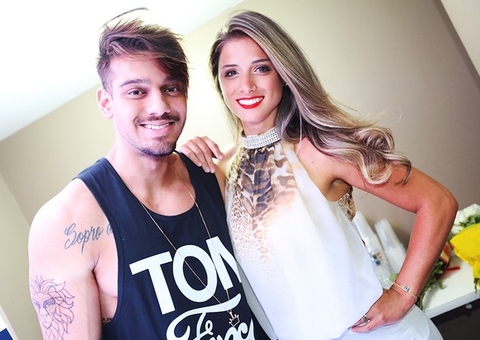 Após polêmicas, Angela Souza recebe flores e dança coladinha com Lucas Lucco em show