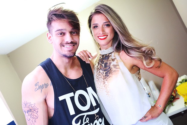 Após polêmicas, Angela Souza recebe flores e dança coladinha com Lucas Lucco em show