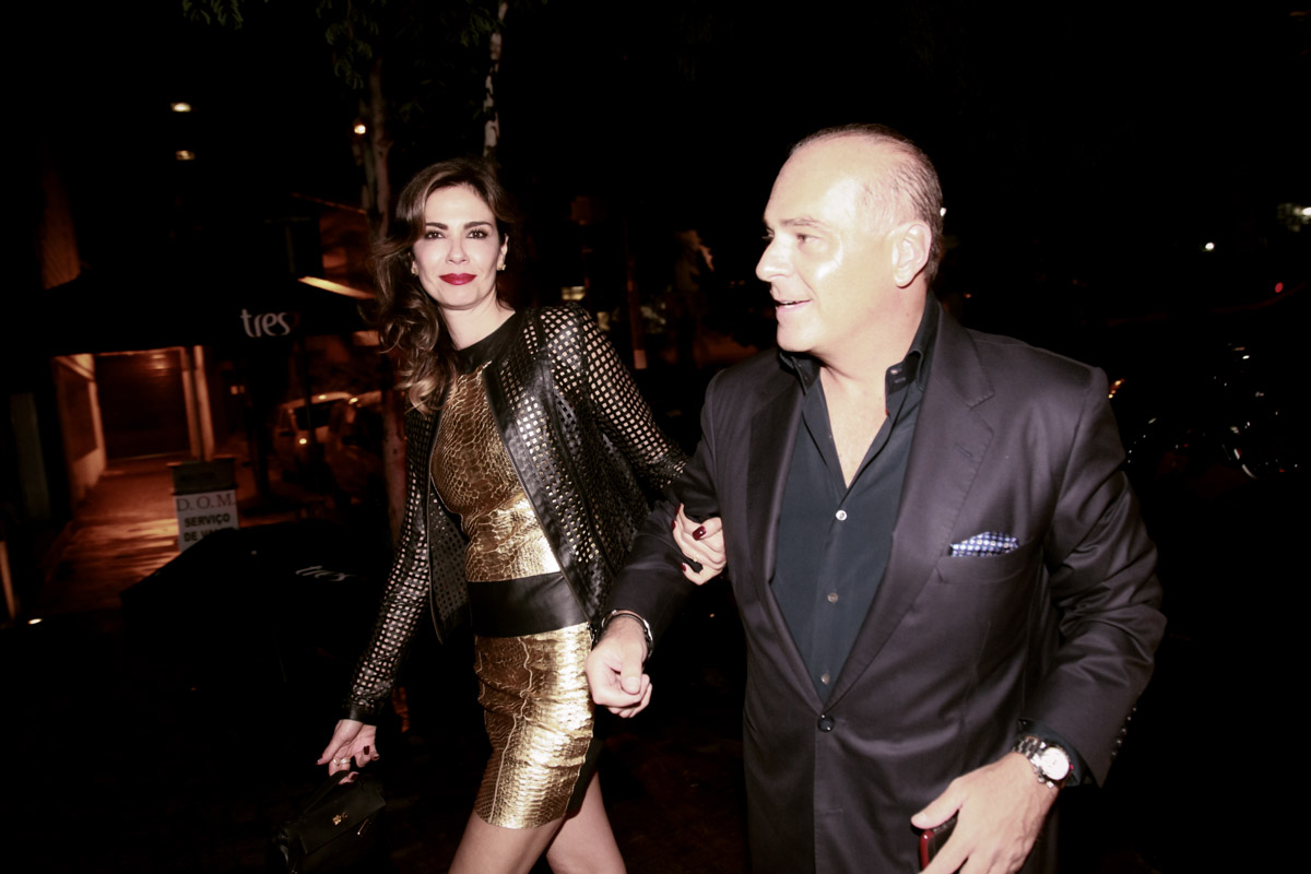  Luciana Gimenez chega ostentando em carrão de mais de R$ 2 milhões