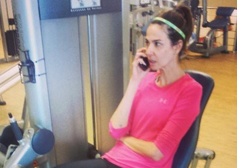  Magra, Luciana Gimenez posa na academia e fãs criticam "Tá com cara de doente"