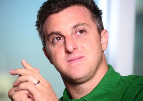 Justiça determina que Luciano Huck terá que pagar mais de R$ 15 mil de multa por camiseta polêmica