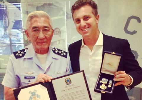  Luciano Huck é homenageado pela Aeronáutica "me achando!"